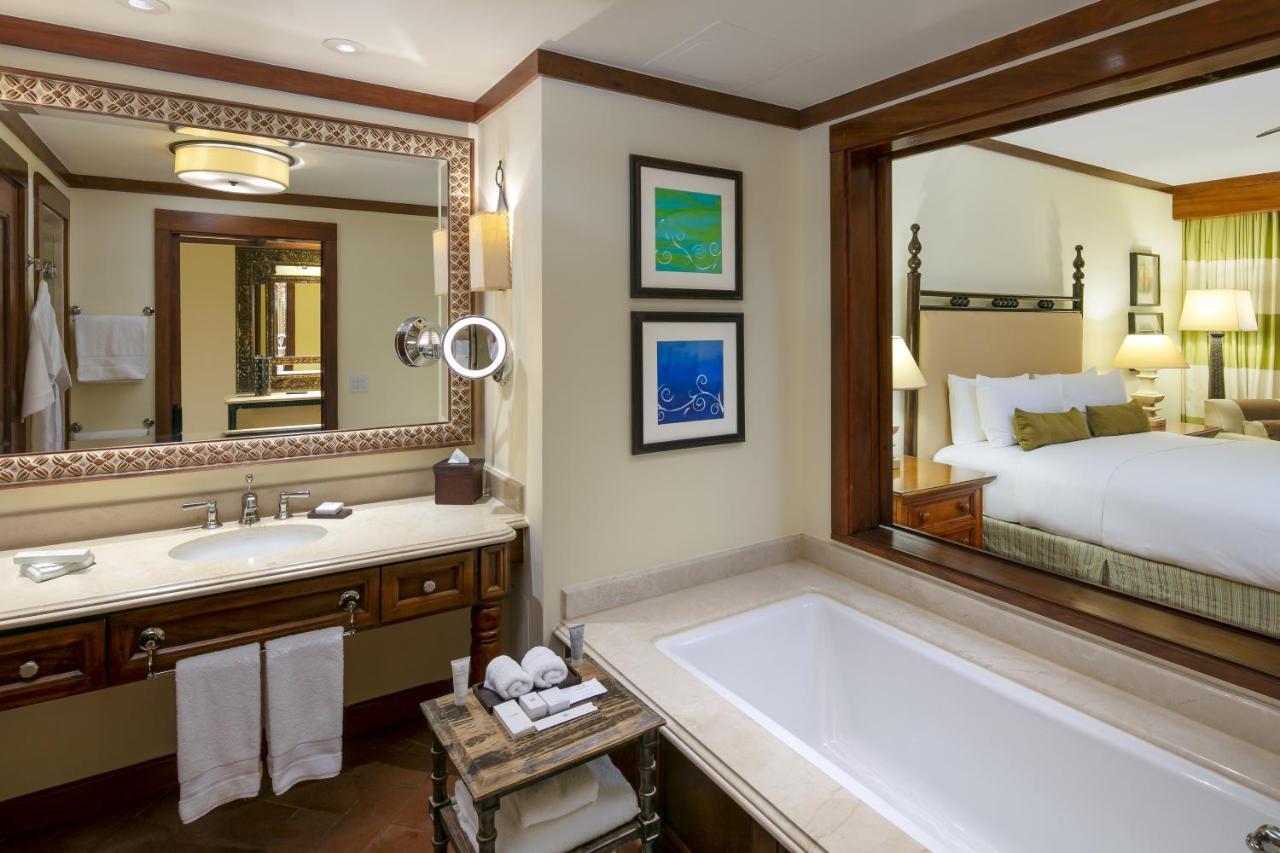 Guest room, 1 King, Ocean Front, Balcony